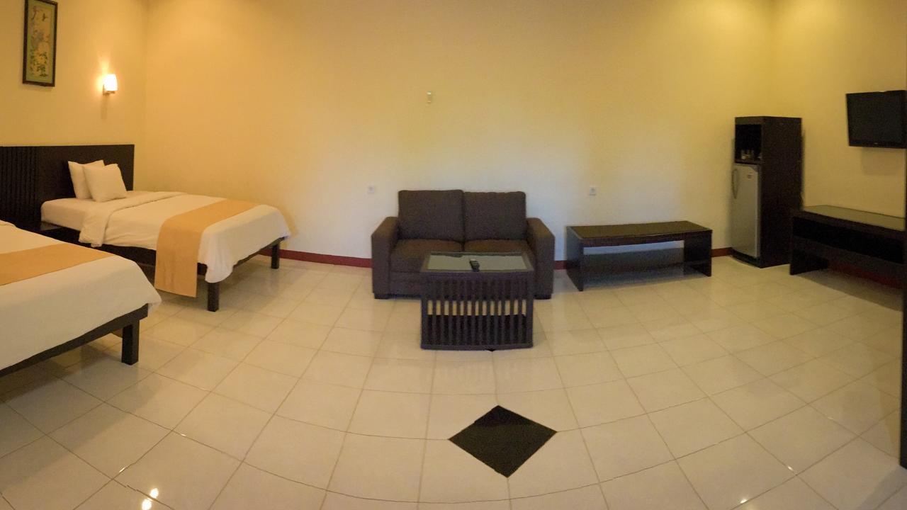 Uni Beach Hotel Pangandaran Oda fotoğraf